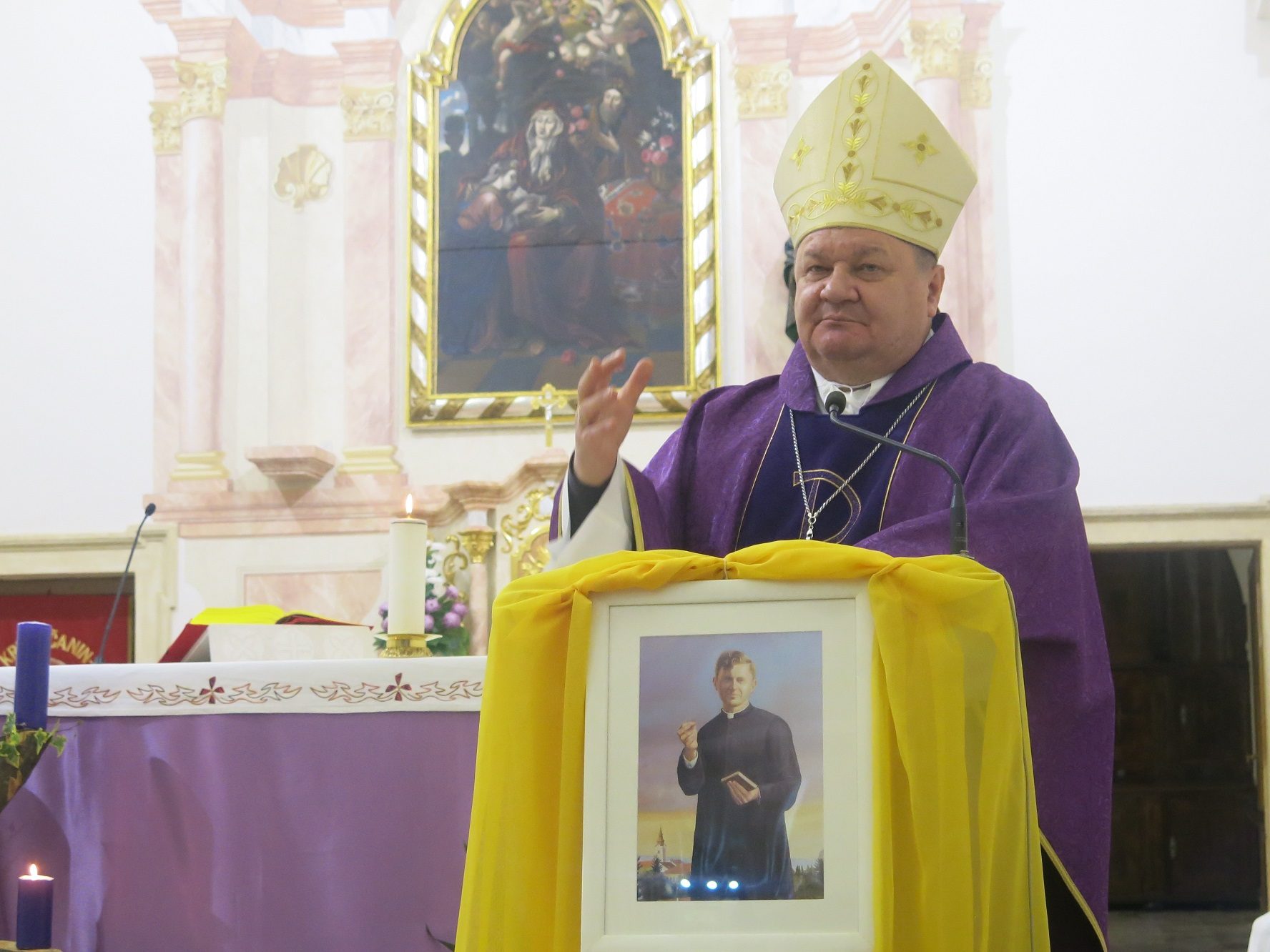 002 Biskup Huzjak propovijeda